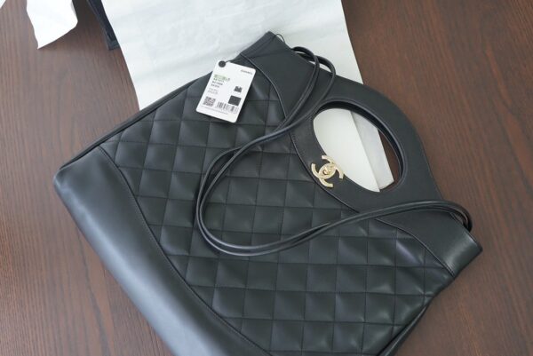 CHANEL VINTAGE QUILTED CHAIN HANDLE BAG BLACK 39CM - Image 2