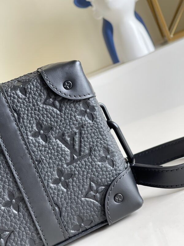 LOUIS VUITTON GUSSETED CARD HOLDER BLACK M80878 - Image 8