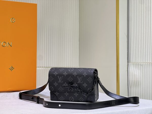 LOUIS VUITTON STEAMER WEARABLE WALLET MONOGRAM 18CM M81783 - Image 6