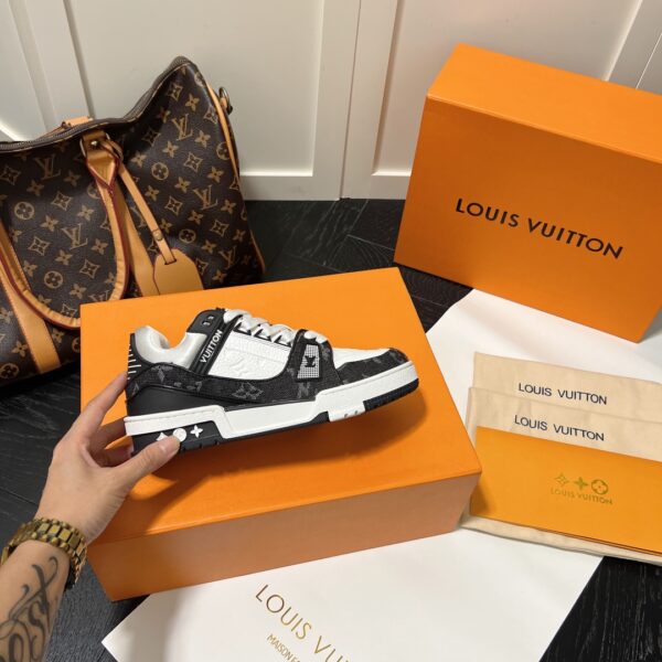 LOUIS VUITTON TRAINER SNEAKERS BLACK AND WHITE 1A9JGB - Image 5