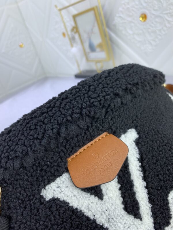 LOUIS VUITTON BUMBAG MONOGRAM TEDDY FLEECE BLACK - Image 6
