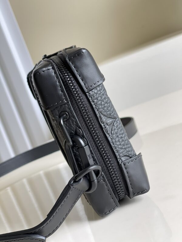 LOUIS VUITTON GUSSETED CARD HOLDER BLACK M80878 - Image 4