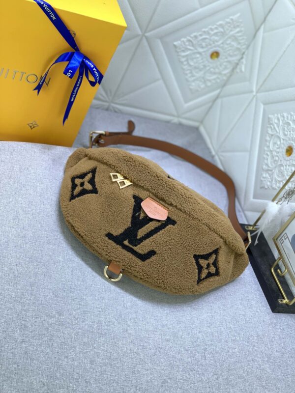 LOUIS VUITTON BUMBAG MONOGRAM TEDDY FLEECE BROWN - Image 6