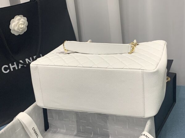 CHANEL BOLSA GRAND TOTE GOLD HARDWARE WHITE 33CM - Image 5