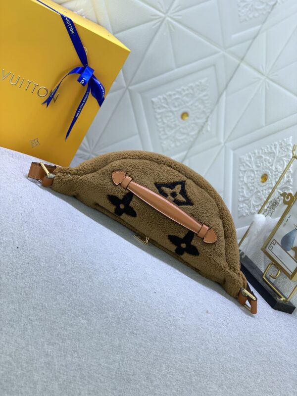 LOUIS VUITTON BUMBAG MONOGRAM TEDDY FLEECE BROWN - Image 9