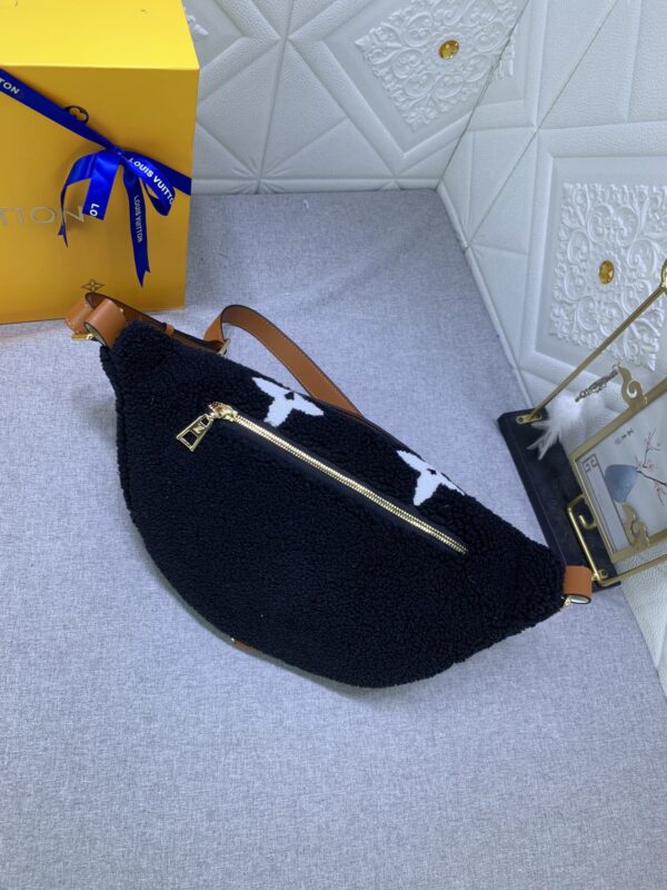 LOUIS VUITTON BUMBAG MONOGRAM TEDDY FLEECE BLACK - Image 9