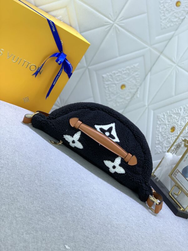 LOUIS VUITTON BUMBAG MONOGRAM TEDDY FLEECE BLACK - Image 8
