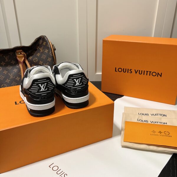 LOUIS VUITTON TRAINER SNEAKERS BLACK AND WHITE 1A9JGB - Image 4