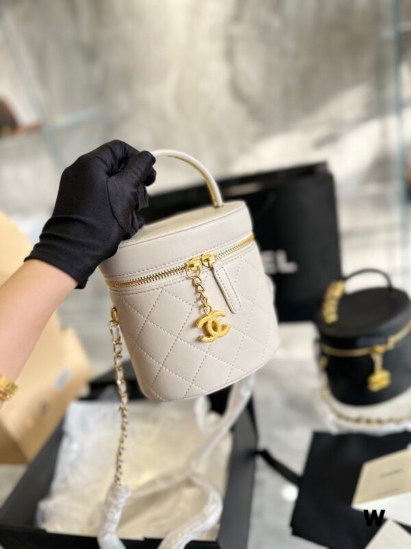 CHANEL VANITY MINI BAG WITH STRAP WHITE 19CM - Image 2