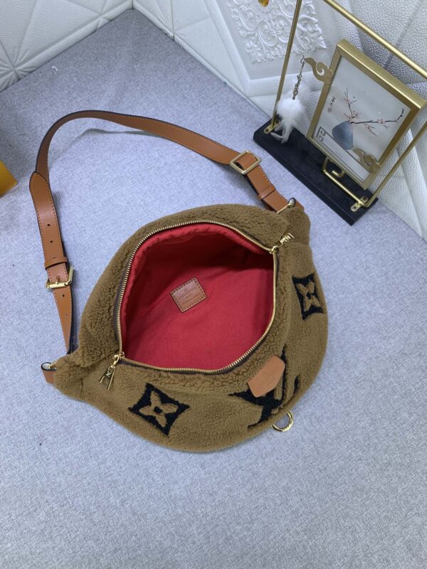 LOUIS VUITTON BUMBAG MONOGRAM TEDDY FLEECE BROWN - Image 7