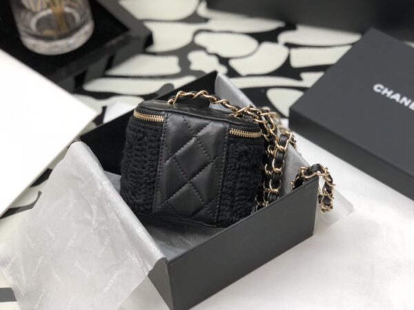 CHANEL CROCHET MINI VANITY CASE BLACK 11CM - Image 4
