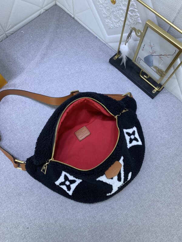 LOUIS VUITTON BUMBAG MONOGRAM TEDDY FLEECE BLACK - Image 7