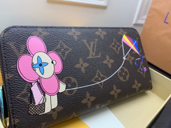 LOUIS VUITTON 2004 PORTE MONNAIE ZIPPY MONOGRAM VIVIENNE KITE FLYING WALLET - Image 4