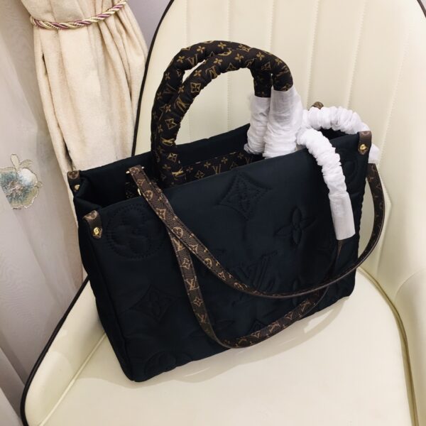 LOUIS VUITTON ONTHEGO MM BLACK M21069 - Image 9