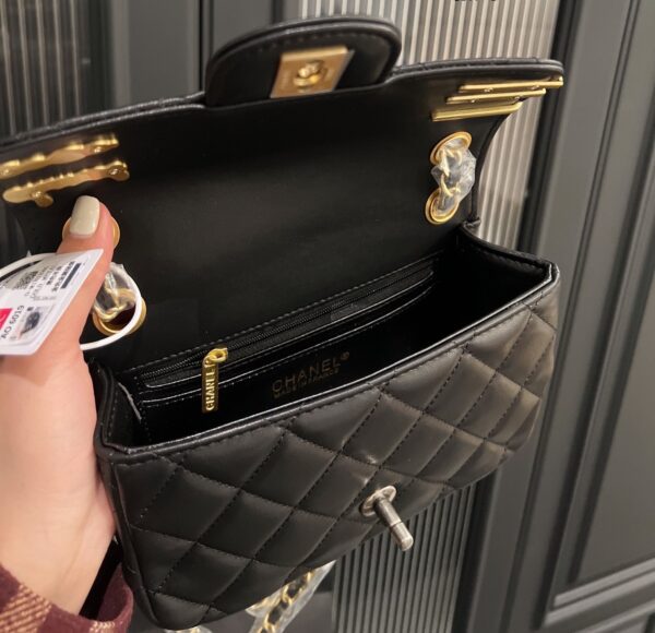 CHANEL 22C QUILTED LUCKY CHARM BLACK 20CM - Image 4