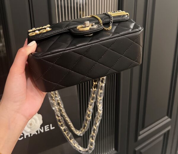 CHANEL 22C QUILTED LUCKY CHARM BLACK 20CM - Image 3