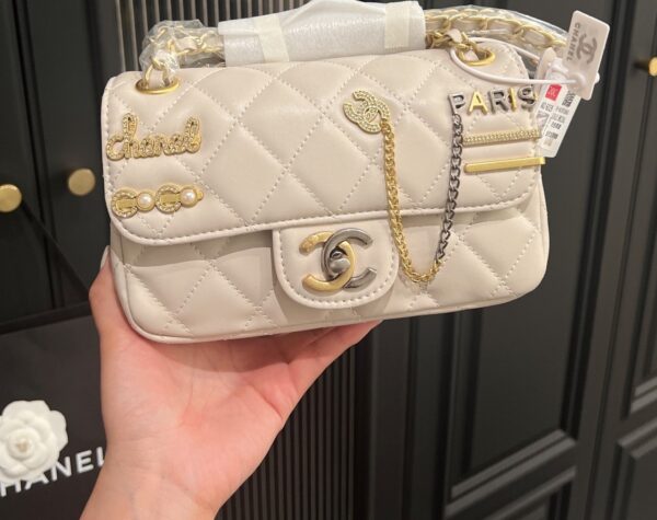 CHANEL 22C QUILTED LUCKY CHARM BEIGE 20CM - Image 5