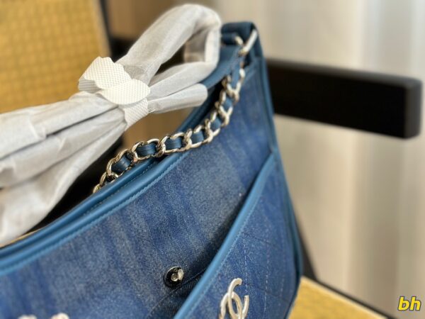 CHANEL MEDIUM DENIM JUNGLE STROLL HOBO DEEP BLUE 25CM - Image 3