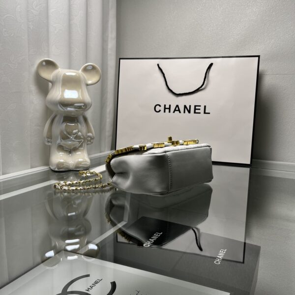 CHANEL MINI FLAP BAG WHITE 19.5CM - Image 2