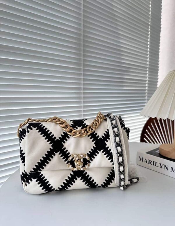 CHANEL 19 LARGE STITCH CROSSBODY BAG WHITE 24CM - Image 2