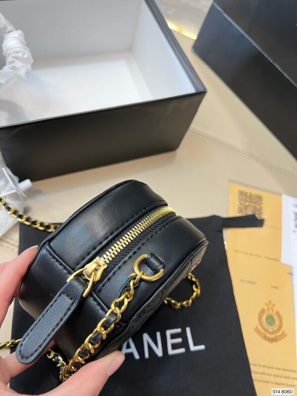 CHANEL VANITY ROUND WITH CHARM 12CM BLACK - Image 2