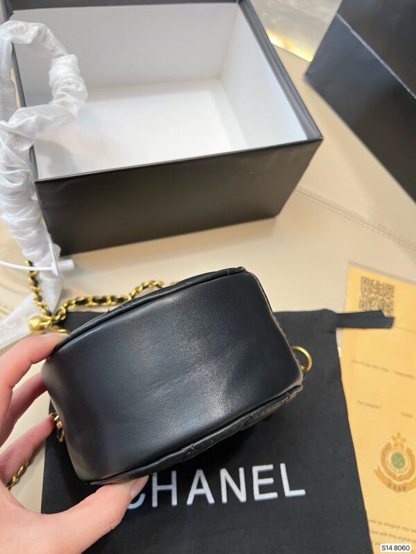 CHANEL VANITY ROUND WITH CHARM 12CM BLACK - Image 3
