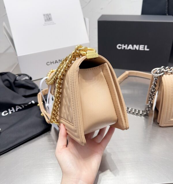 CHANEL SMALL BOY CHANEL HANDBAG NUDE WITH GOLD HARDWARE 25CM - Image 2