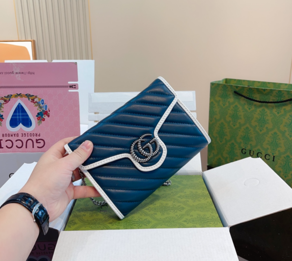 GUCCI DIAGONAL QUILT LEATHER GG MARMONT TORCHON WALLET ON CHAIN NAVY BLUE AND WHITE 20CM - Image 6