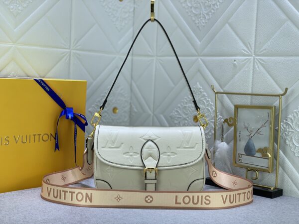 LOUIS VUITTON DIANE MONOGRAM IN CREAM 23CM M46386 - Image 10