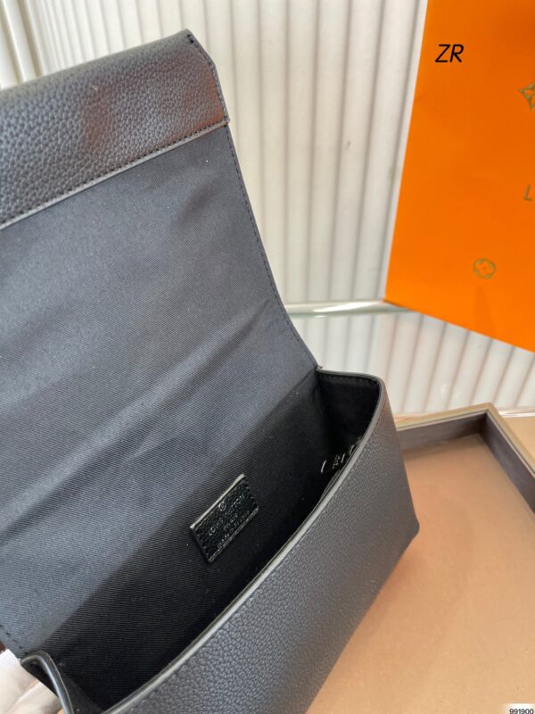 LOUIS VUITTON AEROGRAM MESSENGER BAG BLACK 20CM M57080 - Image 2