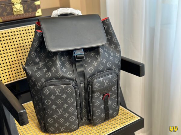 LOUIS VUITTON UTILITY BACKPACK BLACK 40CM - Image 2