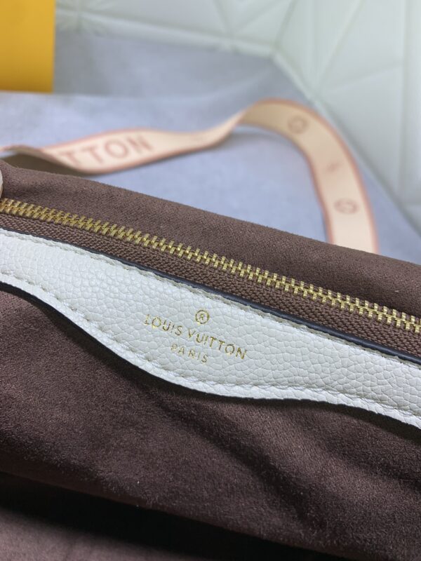 LOUIS VUITTON DIANE MONOGRAM IN CREAM 23CM M46386 - Image 3