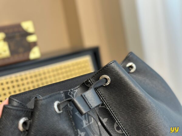 LOUIS VUITTON OUTDOOR BACKPACK DA TAIGA 42CM BLACK M30419 - Image 3