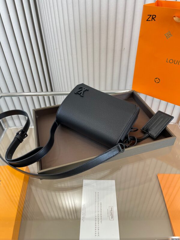 LOUIS VUITTON AEROGRAM MESSENGER BAG BLACK 20CM M57080 - Image 4