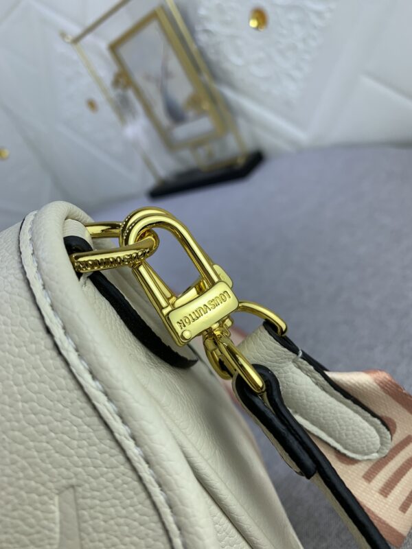LOUIS VUITTON DIANE MONOGRAM IN CREAM 23CM M46386 - Image 4