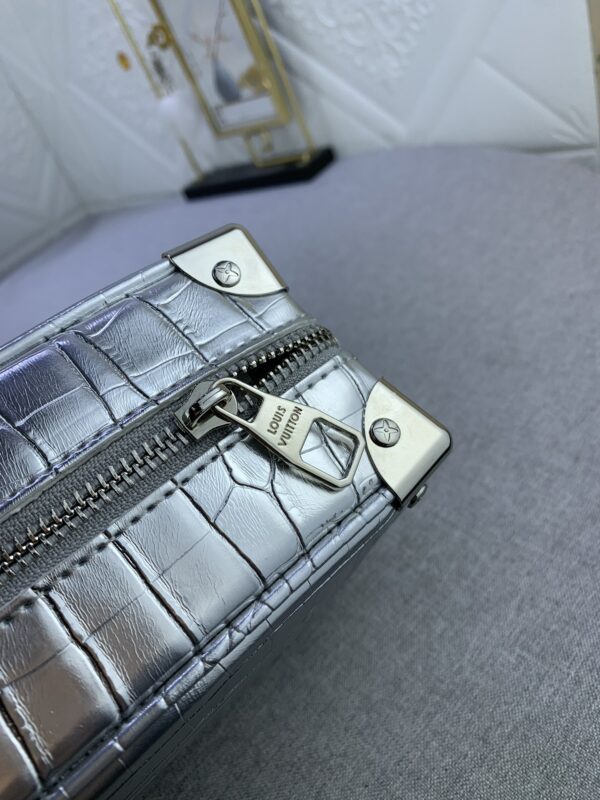 LOUIS VUITTON MINI SOFT TRUNK CROCODILIAN SILVER LEATHER 18.5CM N80956 - Image 4