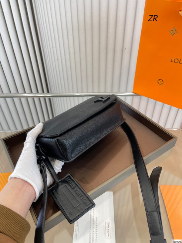LOUIS VUITTON AEROGRAM MESSENGER BAG BLACK 20CM M57080 - Image 5