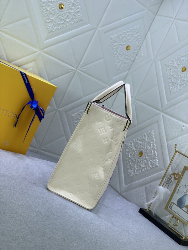 LOUIS VUITTON x YK ON THE GO MM WITH FLOWER MARQUETRY IN QUARTZ 35CM M21732 - Image 5