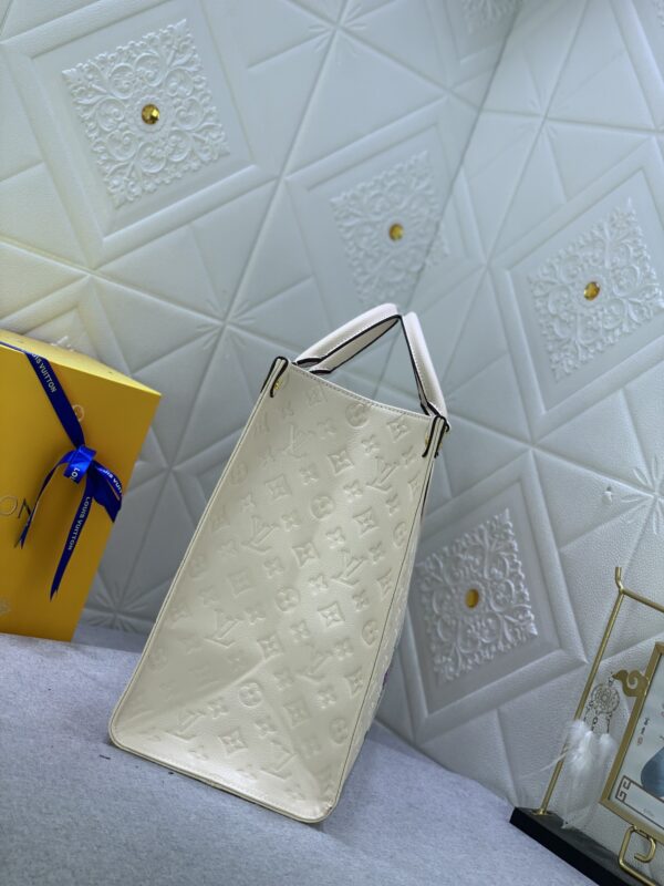 LOUIS VUITTON x YK ON THE GO MM WITH FLOWER MARQUETRY IN QUARTZ 41CM M21732 - Image 5