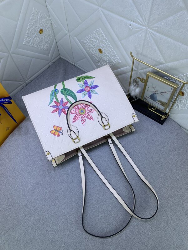 LOUIS VUITTON x YK ON THE GO MM WITH FLOWER MARQUETRY IN QUARTZ 35CM M21732 - Image 6