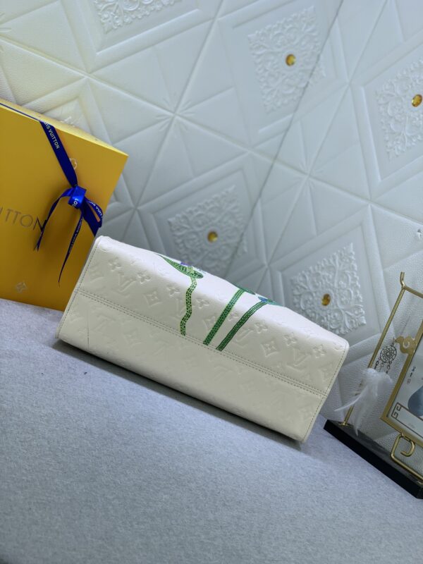 LOUIS VUITTON x YK ON THE GO MM WITH FLOWER MARQUETRY IN QUARTZ 35CM M21732 - Image 7