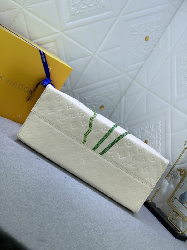 LOUIS VUITTON x YK ON THE GO MM WITH FLOWER MARQUETRY IN QUARTZ 41CM M21732 - Image 7
