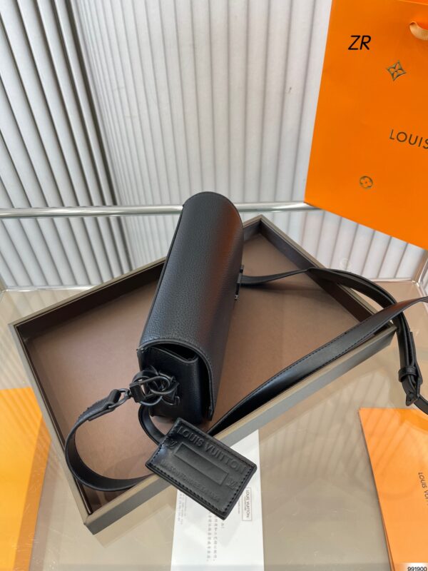 LOUIS VUITTON AEROGRAM MESSENGER BAG BLACK 20CM M57080 - Image 8