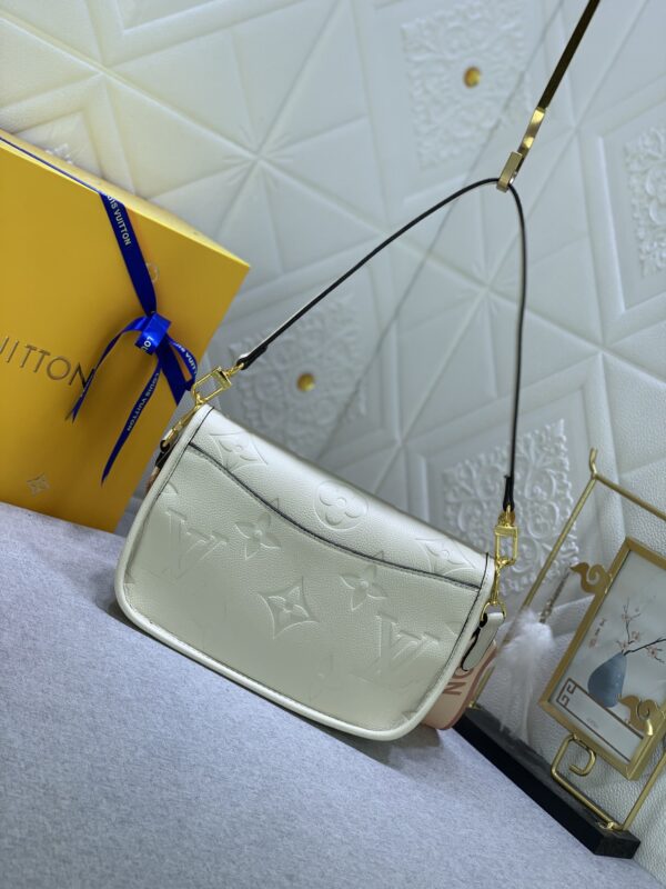 LOUIS VUITTON DIANE MONOGRAM IN CREAM 23CM M46386 - Image 8