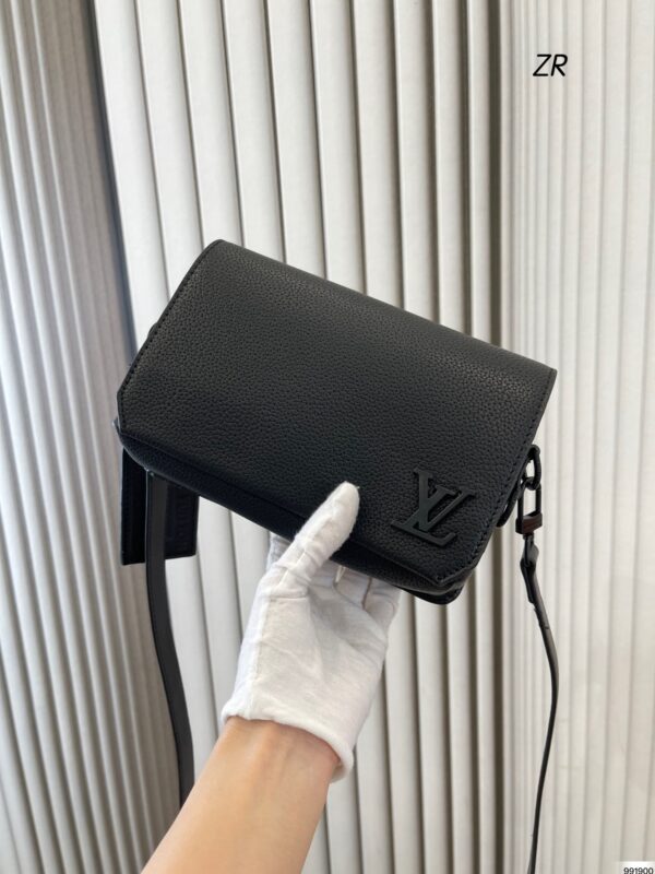LOUIS VUITTON AEROGRAM MESSENGER BAG BLACK 20CM M57080 - Image 9