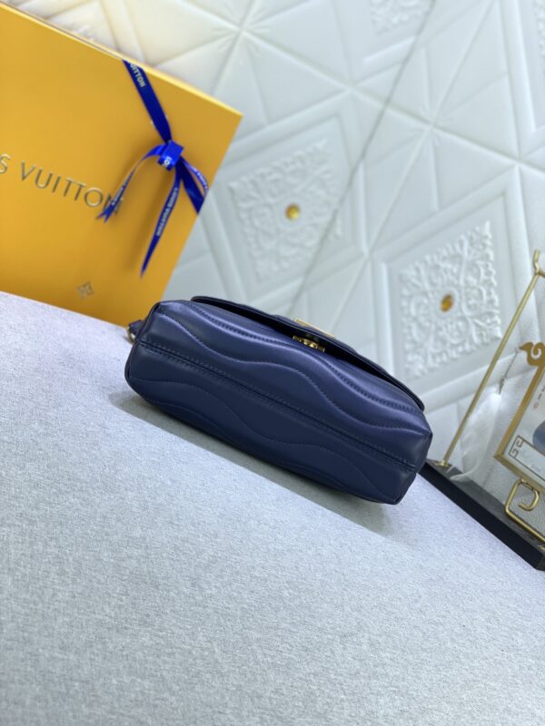 LOUIS VUITTON NEW WAVE CHAIN BAG MM BLUE NAVY 24CM M59349 - Image 6