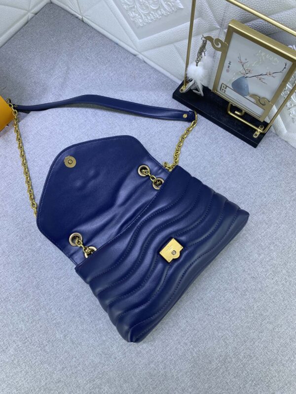 LOUIS VUITTON NEW WAVE CHAIN BAG MM BLUE NAVY 24CM M59349 - Image 5