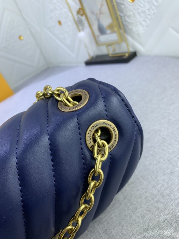 LOUIS VUITTON NEW WAVE CHAIN BAG MM BLUE NAVY 24CM M59349 - Image 2