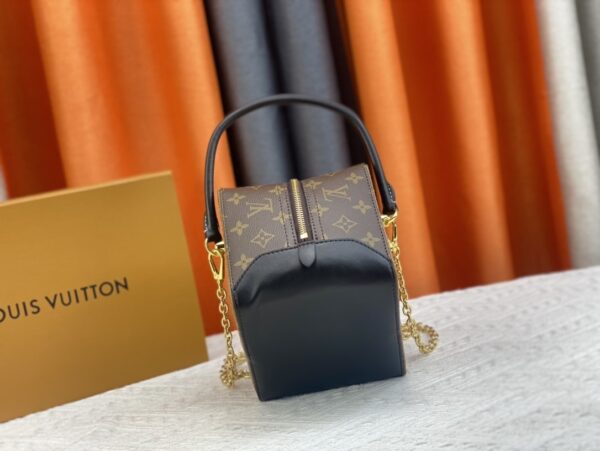 LOUIS VUITTON SQUARE BAG MONOGRAM M43589 - Image 9