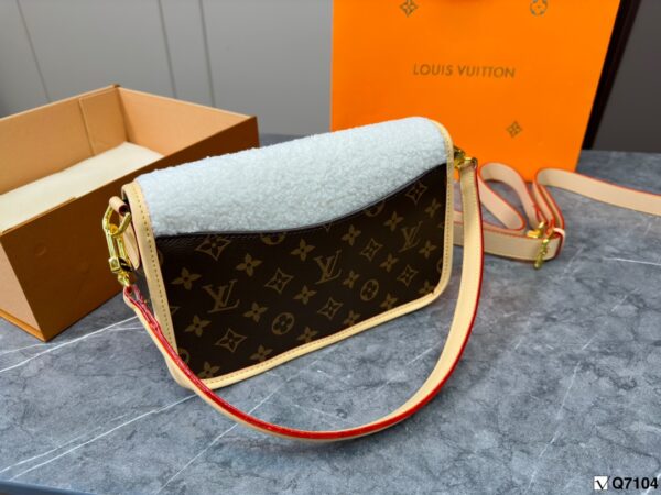 LOUIS VUITTON DIANE MONOGRAM 25CM M46317 - Image 5